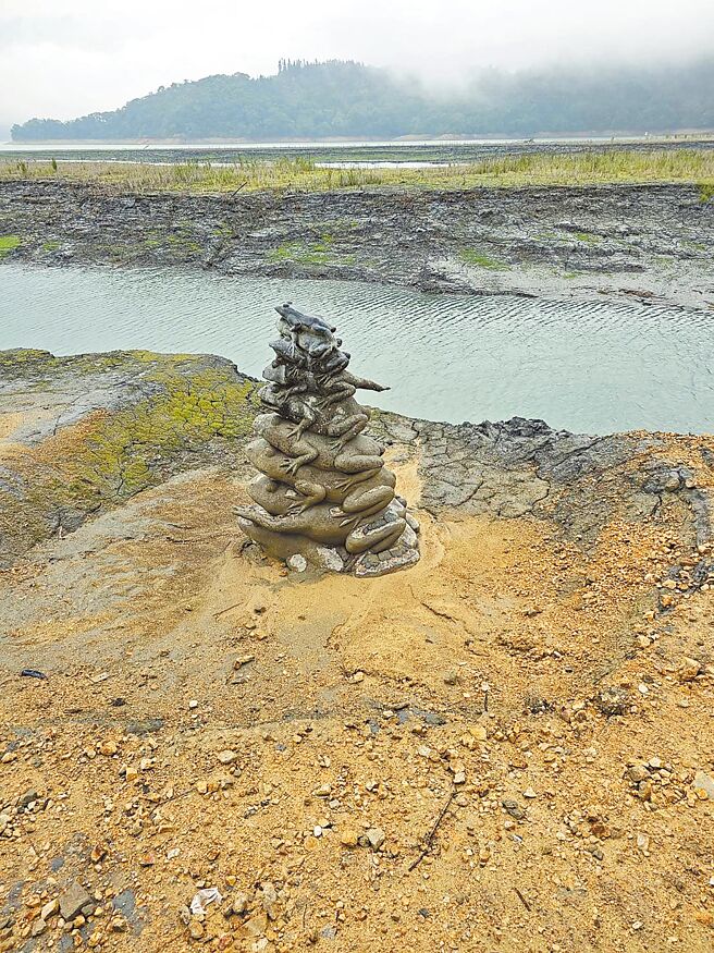 除4月下旬受到锋面影响造成中部降雨偏多外，2月至3月间降雨偏少，今年春季累积雨量为20年来同期最少的一年。图为日月潭水位低，「九蛙迭像」全都露。（中央社）