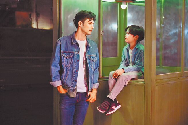 凤小岳（左）日前拍摄新歌MV，找儿子小木耳助阵。（环球音乐提供）