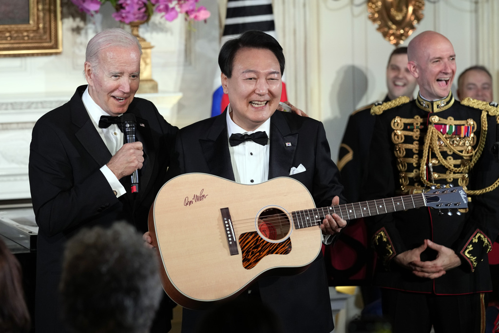 拜登把唐麦克林亲笔签名的吉他送给尹钖悦。(photo:ChinaTimes)