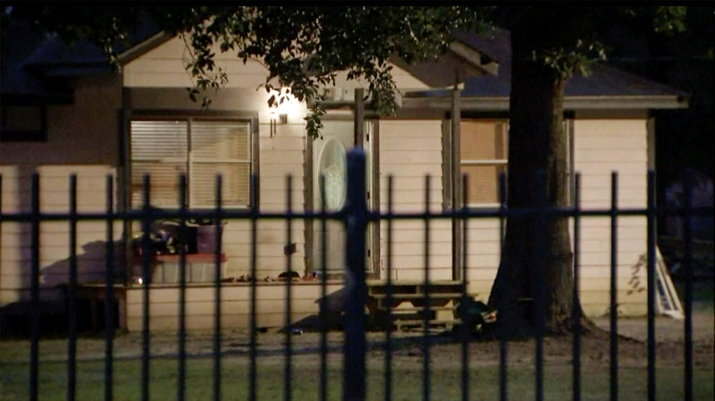 美国德州28日深夜发生大规模枪击案，一户人家只是提醒在院子射击的邻居不要开枪，就遭到酒醉邻居「行刑式开枪」，酿成5人死亡。图为遭到枪击的住户。（图／美联社）(photo:ChinaTimes)