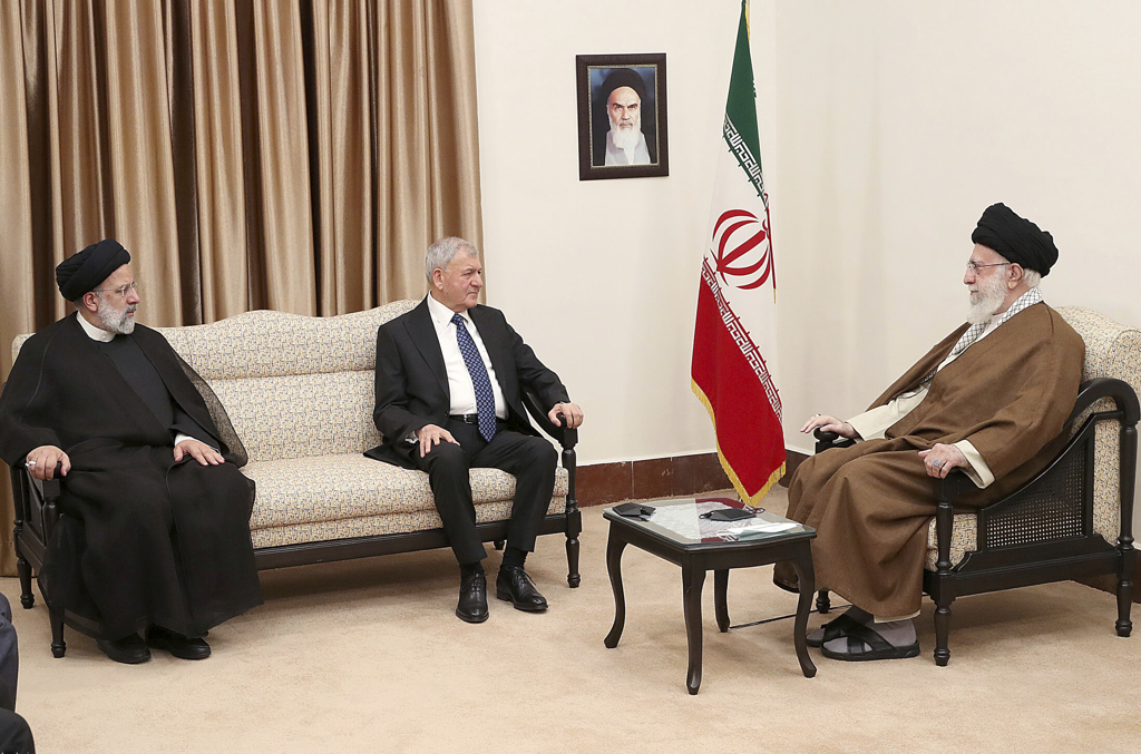 伊朗最高领袖哈米尼（右）对伊拉克总统拉希德（中）说，美国是个不可靠的朋友，伊拉克不该允许美军进驻。（图／美联社）(photo:ChinaTimes)