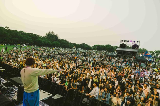 Nulbarich 于春浪首日演出吸引许多观眾随着音乐摇摆。（春浪提供）