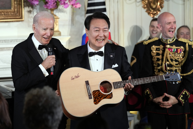 拜登把唐麦克林亲笔签名的吉他送给尹锡悦。