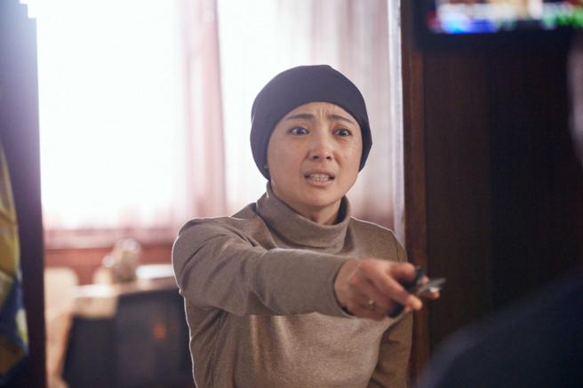 阿喜在《暗夜微光》中饰演患有乳癌、会情绪勒索的母亲。（图／客台提供）