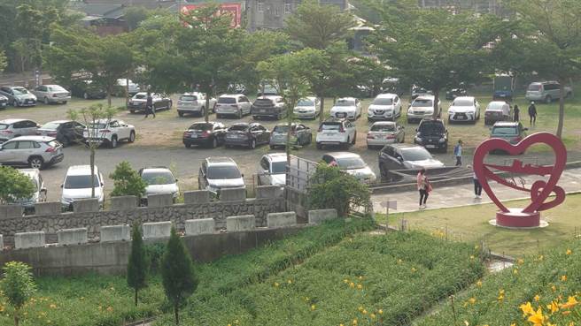 彰化县花坛乡虎山巖金针花园区一早就涌入游客，停车场几乎已被停满。（陈姓游客提供／孙英哲彰化传真）