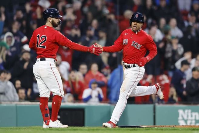 红袜康纳王(左)祝贺队友瓦德兹得分。（美联社）