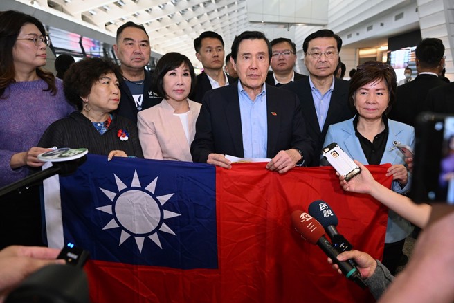 马英九结束希腊「德尔菲经济论坛」行程后，搭乘中华航空公司CI62班机，于30日清晨6时11分抵达桃园国际机场，国民党籍立委拿着国旗到登机门口接机。（陈麒全摄）