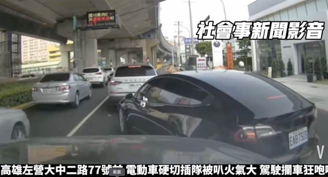 高雄左营区大中二路一辆电动车于4月29日驾驶硬切车道，所幸后方车辆紧急煞车，没有造成事故。（摘自社会事新闻影音／林瑞益高雄报导）