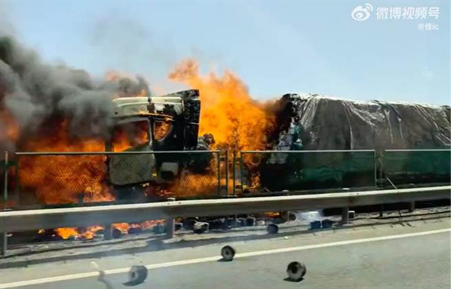 大陆甘肃省酒泉市29日上午发生一起交通事故，已致7人死亡10人受伤。（翻摄自＠佳ic微博视频号）