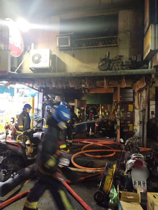 今(30日)凌晨0時許新北市蘆洲發生一起民宅火警，釀成1人死亡。(黃敬文翻攝)