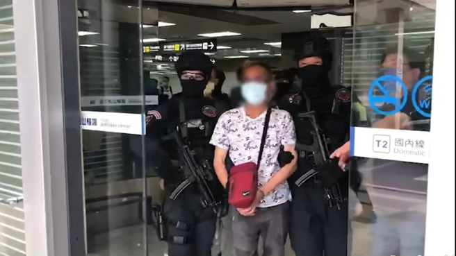 检警28日兵分多路收网，图为警方带回顏、许姓涉案人抵达台北。（图／翻摄照片）