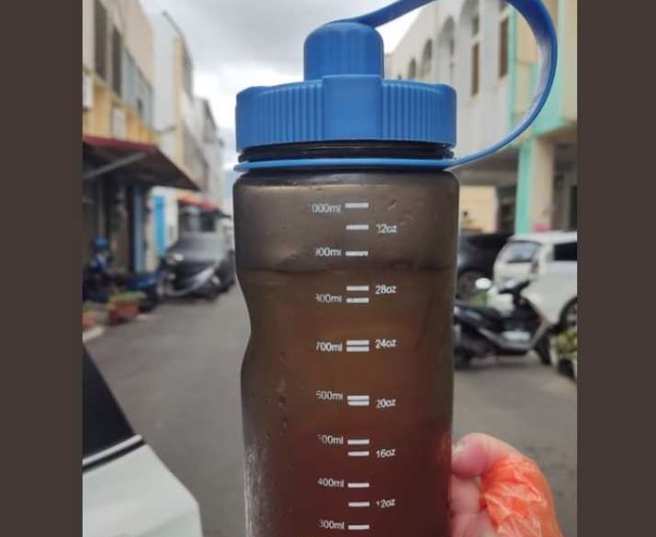 一名网友日前带着1000ml的杯子去买1000ml的饮料却没装满。(翻摄自爆怨公社)