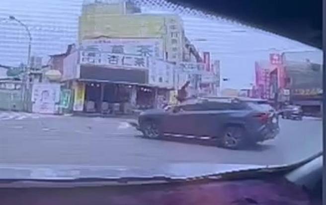 机车骑士被撞飞，在休旅车引擎盖上翻滚了一圈。（民眾提供／孙英哲彰化传真）