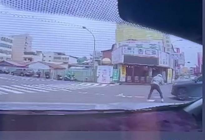 机车骑士被撞飞翻滚了一圈后双脚着地，完美落地站立。（民眾提供／孙英哲彰化传真）