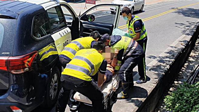 台中6旬陈姓夫妻昨到合欢山旅游，陈妇疑似急性高山症发作，所幸遇到执勤员警紧急求援，经送往山下医院治疗后，无生命危险。（警方提供／罗亦晽花莲传真）