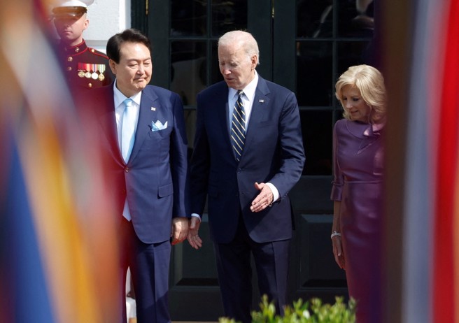 南韩总统尹锡悦（左）日前访美，并与美国总统拜登（中）会晤。（路透）