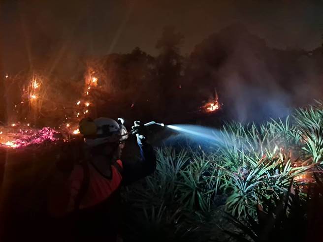 高雄大寮「凤梨山」昨日上午发生山林火警，消防局出动近百人，耗时12小时才顺利扑灭。（翻摄照片／崔正纲高雄传真）