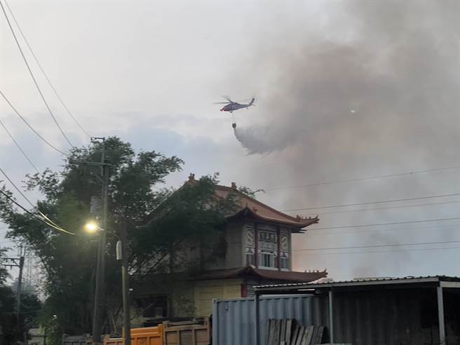 高市消防局向空勤总队申请直升机投水灭火。（翻摄照片／崔正纲高雄传真）