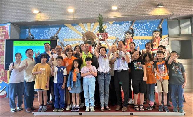 美国纽约州首位亚裔女性眾议员杨爱伦（Ellen Young）28日拜访新北市莺歌区永吉国小，分享在美国生活的经歷，师生也赠与她「爱与和平之树」。（教育局提供）