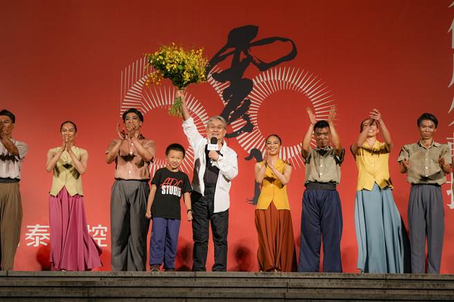 云门舞集近期巡演经典舞作《薪传》，演出完毕，编舞家林怀民也走到户外对观眾致意，有位国小三年级的小朋友也衝上台献花给林怀民，场面热烈温馨。（刘振祥摄，云门舞集提供）