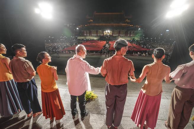 林怀民已许久未在两厅院户外广场和观眾见面，上一次已是2019年，他态度从容，步伐坚定，进场和退场有一贯的自信优雅。（刘振祥摄，云门舞集提供）