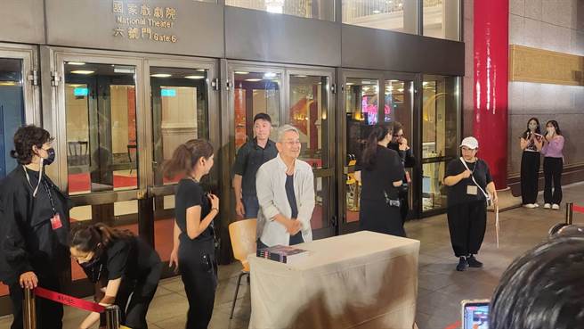 云门舞集近期巡演经典舞作《薪传》，编舞家林怀民在会后举办签名见面会。（李欣恬摄）