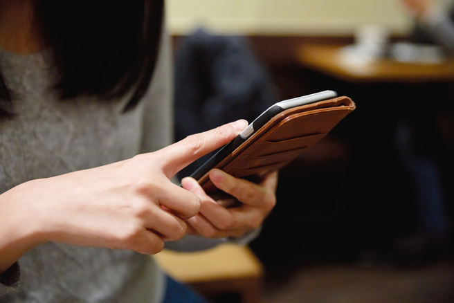 宜兰一名工程师在网路上与未成年的少女交换下体照片，遭到法院判刑。（示意图／Shutterstock）