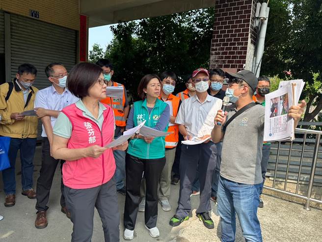 立委林静仪和市议员张芬郁日前接获民眾陈情，邀集相关单位前往会勘；公路总局表示目前设置7组AI动态号志，预计5月启用，希望可以纾解当地交通。（台中市议员张芬郁提供／潘虹恩台中传真）