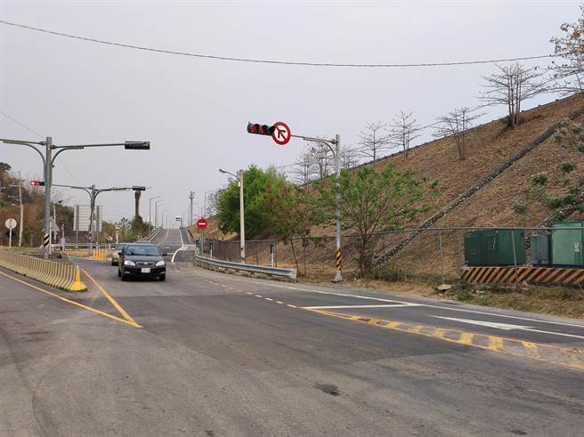 国道六号旧正西出匝道往雾峰中正路为埔里台中替代道路，每逢尖峰时段车流量增加，往象鼻路返家的车辆就动弹不得，民眾苦不堪言。（台中市议员张芬郁提供／潘虹恩台中传真）