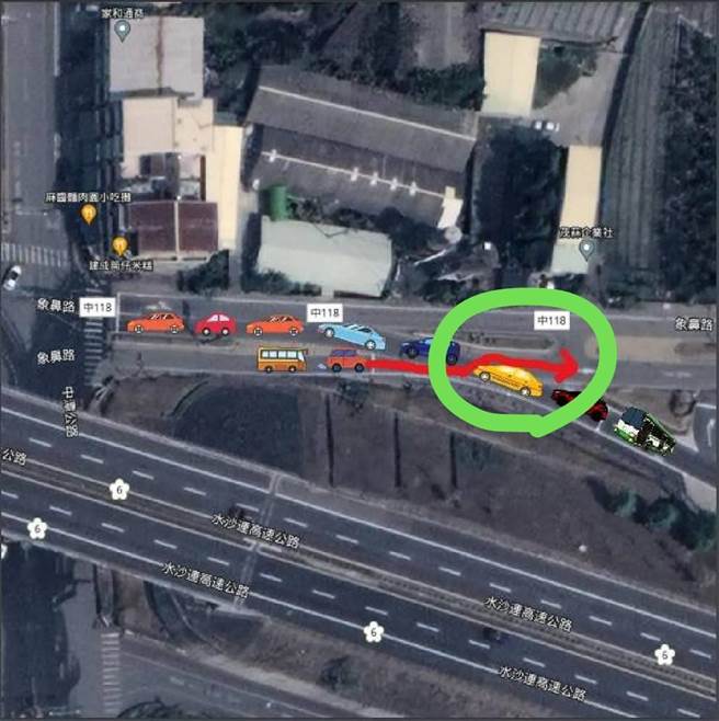 国道六号旧正西出匝道往雾峰中正路每逢尖峰时段车流量增加，民眾反映下匝道的车辆堵住象鼻路的路口，光是要穿过车流就堵了30分钟。（台中市议员张芬郁提供／潘虹恩台中传真）