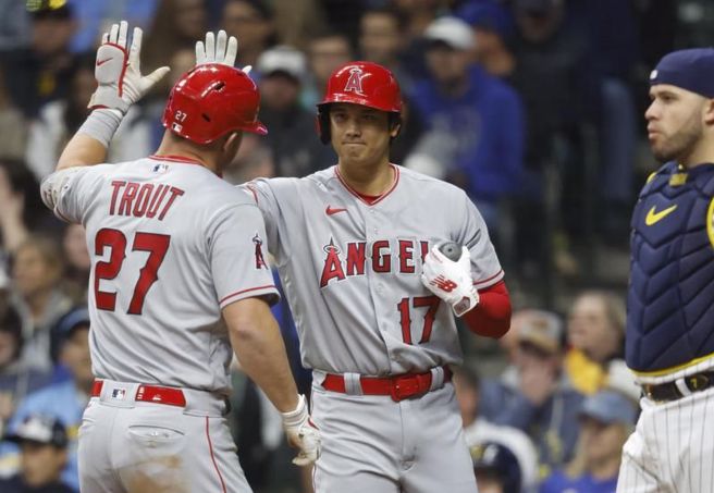 天使卓奥特(左)与大谷翔平击掌。（美联社）