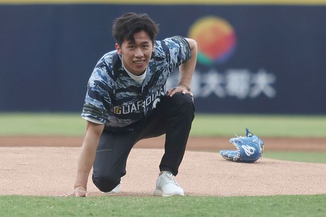 「鞍马王子」李智凯应邀在中华职棒开球。（中央社资料照）