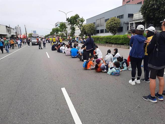 大甲妈祖銮轿30日从清水朝兴宫起驾，大批信眾从妈祖銮轿起驾就在行经路线等待钻轿，队伍绵延4公里多，甚至有信眾从昨晚就开始等候。（民眾提供／潘虹恩台中传真）