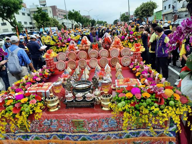 台中朝圣宫祭典组长萧奇勋精心摆设参香案桌，他表示，今年已是第8年参与，每年以简单隆重摆设供品，诚心诚意奉大甲妈祖，祈求朝圣宫及大甲妈祖信眾平安健康。（民眾提供／潘虹恩台中传真）