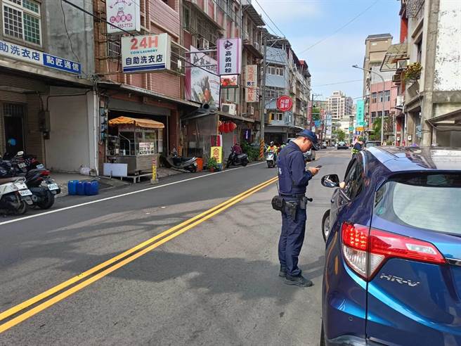 桃园警察分局同安派出所警员王昱凯昨天执行交通重点违规取缔时，查获通缉犯。（翻摄照片）