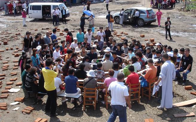 台湾旅法声响艺术家林其蔚与瑞士ASVR室内合唱团（L'Académie vocale de Suisse romande）近期合作，共同为「瑞士洛桑国际漫画节」（BDFIL）揭开序幕。图为林其蔚作品《磁带音乐》（Tape Music）于2008年在长春万寿寺上梁法会呈现。（贡彬摄，文化部提供）