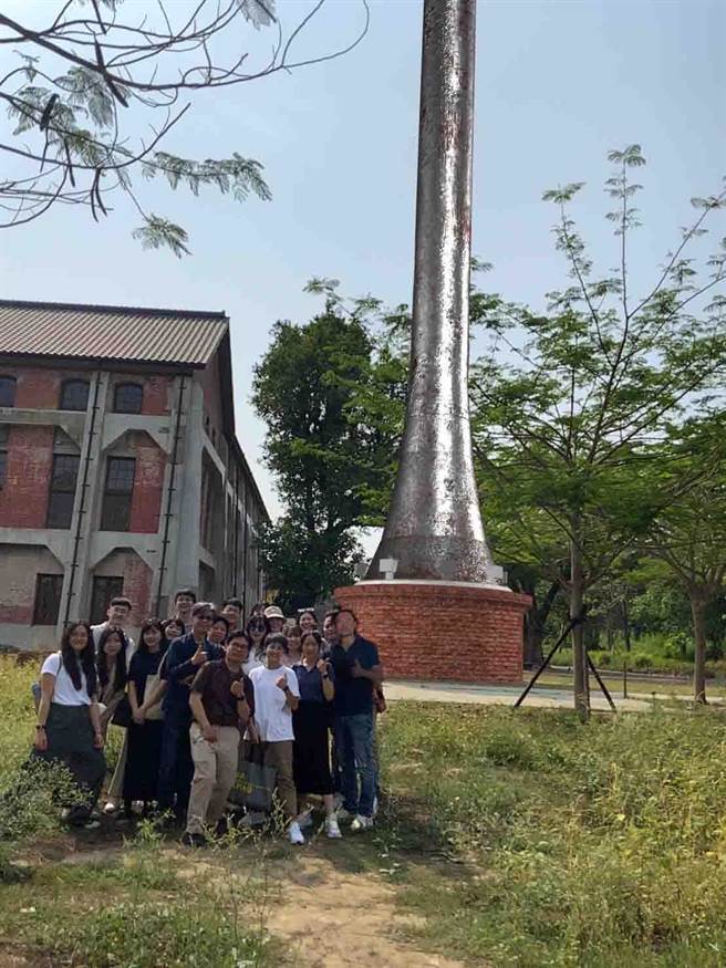 山上花园水道博物馆更新体验设施，建置25处AR景点结合动画，图为重现消失的老烟囱。（山上水道博物馆提供／曹婷婷台南传真）