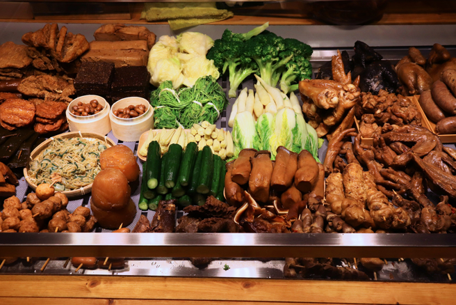 一名网友表示，27日晚上买知名滷味和家人分享，吃到一半发现有「滷蟑螂」。（图／示意图，达志影像）