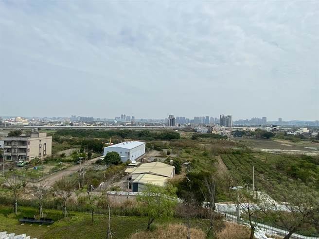 新竹市政府地政处表示，明起民眾申请土地鑑界、分割费用由原先的单一价格，改为依面积及施测数量分级计算，1公顷以下还免费提供制式界标。（陈育贤摄）