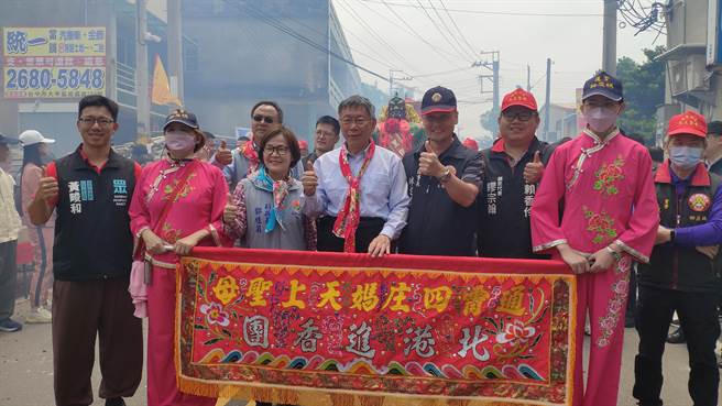 民眾党主席柯文哲参加四庄妈祖万人吃饭担活动。（李京升摄）