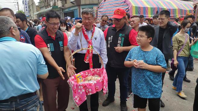 柯文哲体验挑饭担。(李京升摄)