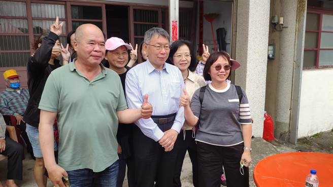 柯文哲对于民眾想要合影留念来着不拒。（李京升摄）