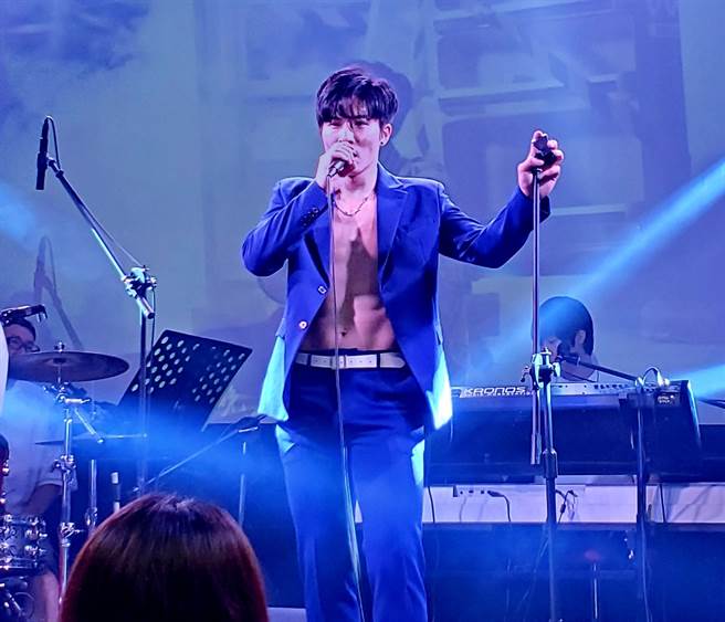 吴是闳大方秀出精壮好身材。（红秀音乐工作室提供）