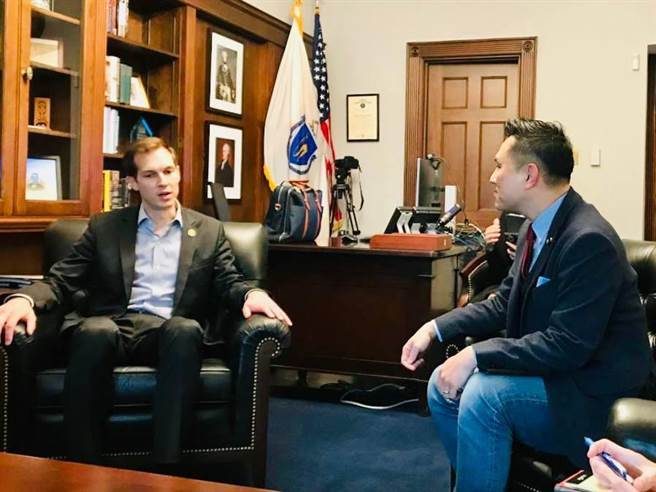 国民党立委陈以信以立法院外交及国防委员会成员身份赴美，并在国会山庄拜会联邦眾议员莫伦（Nathaniel Moran）与欧清杰（Jake Auchincloss），也会晤美国前国安会与国防部资深官员。（陈以信提供）