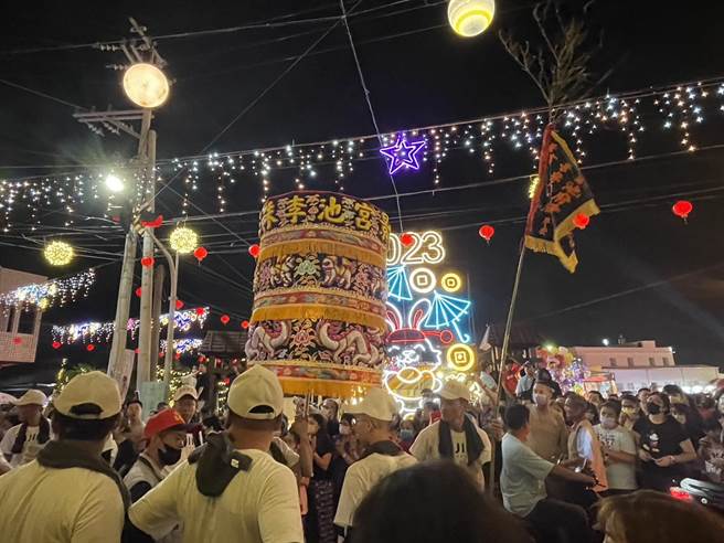 彰化县「同安寮十二庄请妈祖」昨晚在埔盐乡大公馆永乐村牛埔厝庆安宫举行团拜仪式，现场热闹空前。（彰化县文化局提供／孙英哲彰化传真）