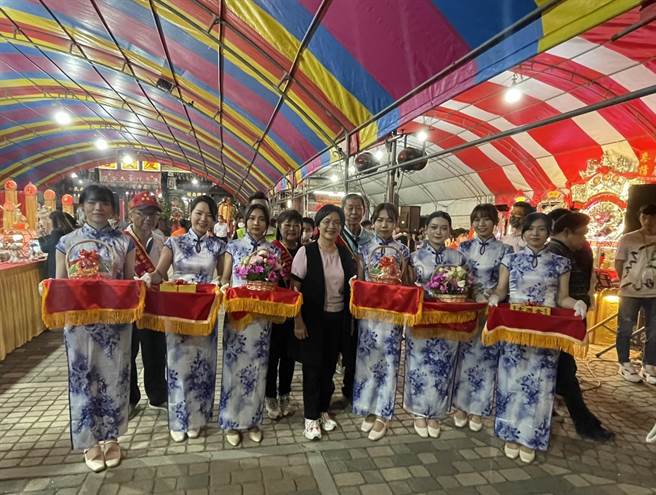 彰化县「同安寮十二庄请妈祖」昨晚举行团拜仪式，彰化县长王惠美（中）到场参加。（彰化县文化局提供／孙英哲彰化传真）
