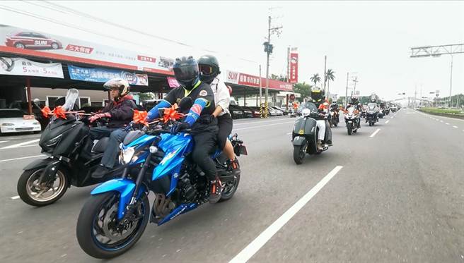 嘉义市今有一多达60辆重机组成的迎亲队伍，从市区饭店迎娶新娘后，一路奔往嘉义县东石乡，阵容庞大引发路人侧目。（读者提供∕吕妍庭嘉义传真）