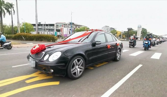 嘉义市今有一多达60辆重机组成的迎亲队伍，从市区饭店迎娶新娘后，一路奔往嘉义县东石乡，阵容庞大引发路人侧目。（读者提供∕吕妍庭嘉义传真）