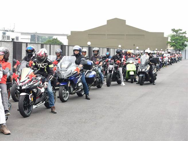 嘉义市今有一多达60辆重机组成的迎亲队伍，从市区饭店迎娶新娘后，一路奔往嘉义县东石乡，阵容庞大引发路人侧目。（读者提供∕吕妍庭嘉义传真）