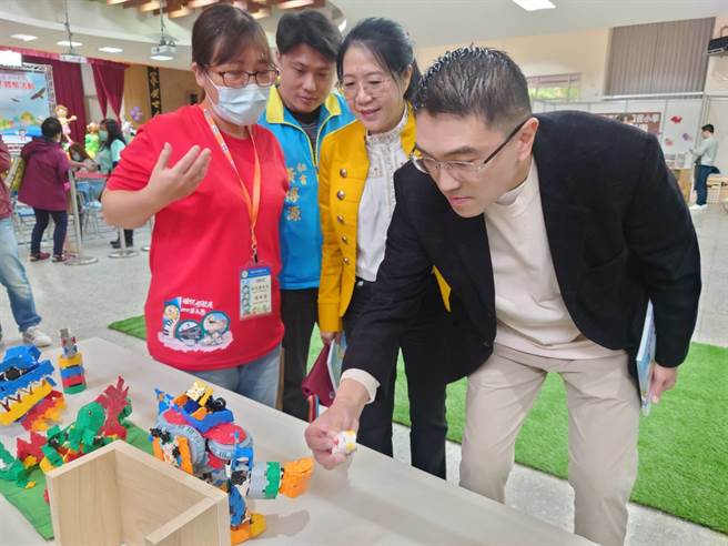 基隆市长谢国梁（右）出席教育处新书发表会，并与现场体验幼儿园教程的大小朋友互动。（基隆市政府提供／张志康基隆传真）